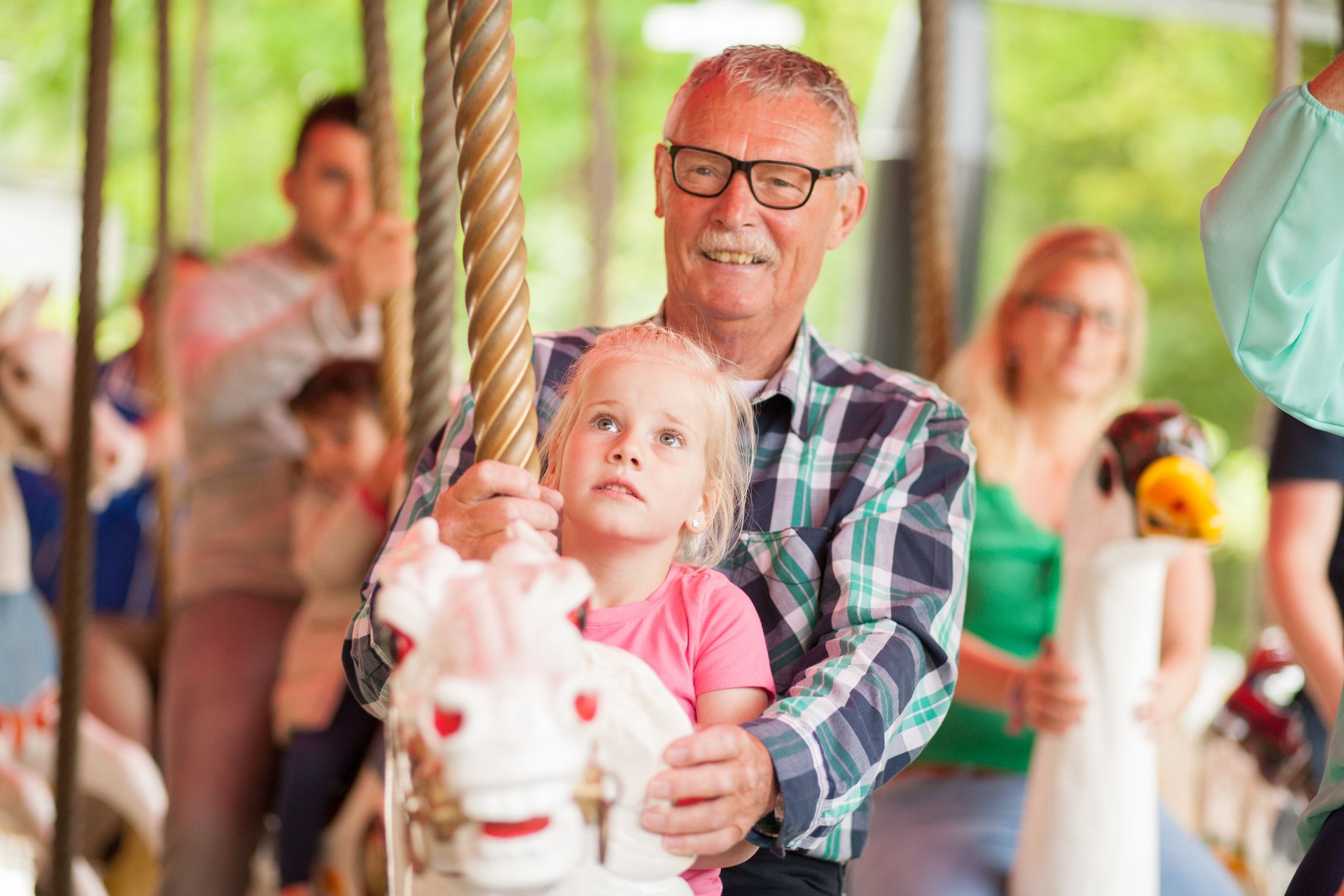 Oma en kleinkind beleven samen een dag in de Julianatoren.