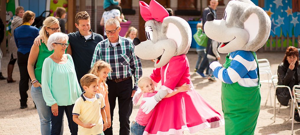 Opa en oma genieten samen met hun kleinkinderen van een dag in Kinderpretpark Julianatoren.